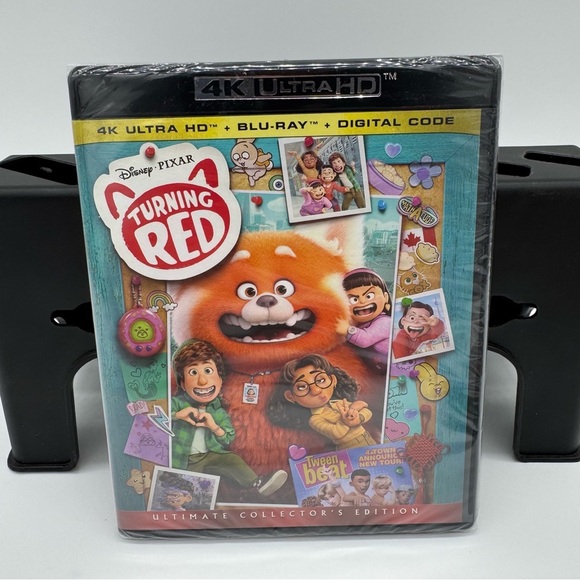 Turning Red 4K Ultra HD Blu-ray - Picture 2 of 4